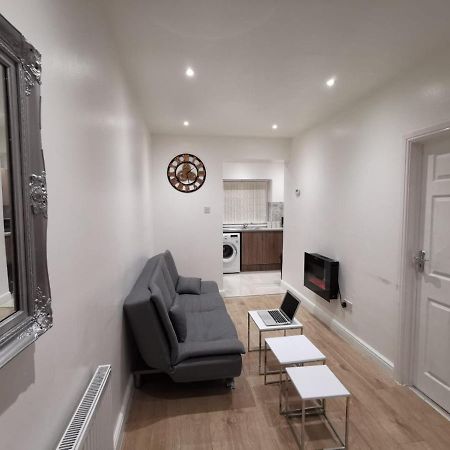 Three Bedroom Modern Apartment By Luton Airport And Luton Station Extérieur photo