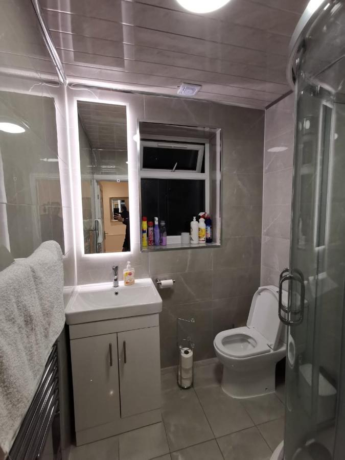 Three Bedroom Modern Apartment By Luton Airport And Luton Station Extérieur photo