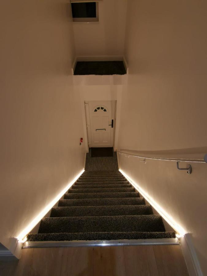 Three Bedroom Modern Apartment By Luton Airport And Luton Station Extérieur photo