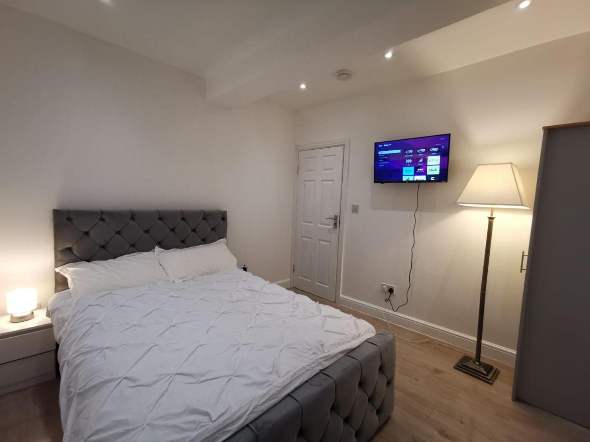 Three Bedroom Modern Apartment By Luton Airport And Luton Station Extérieur photo