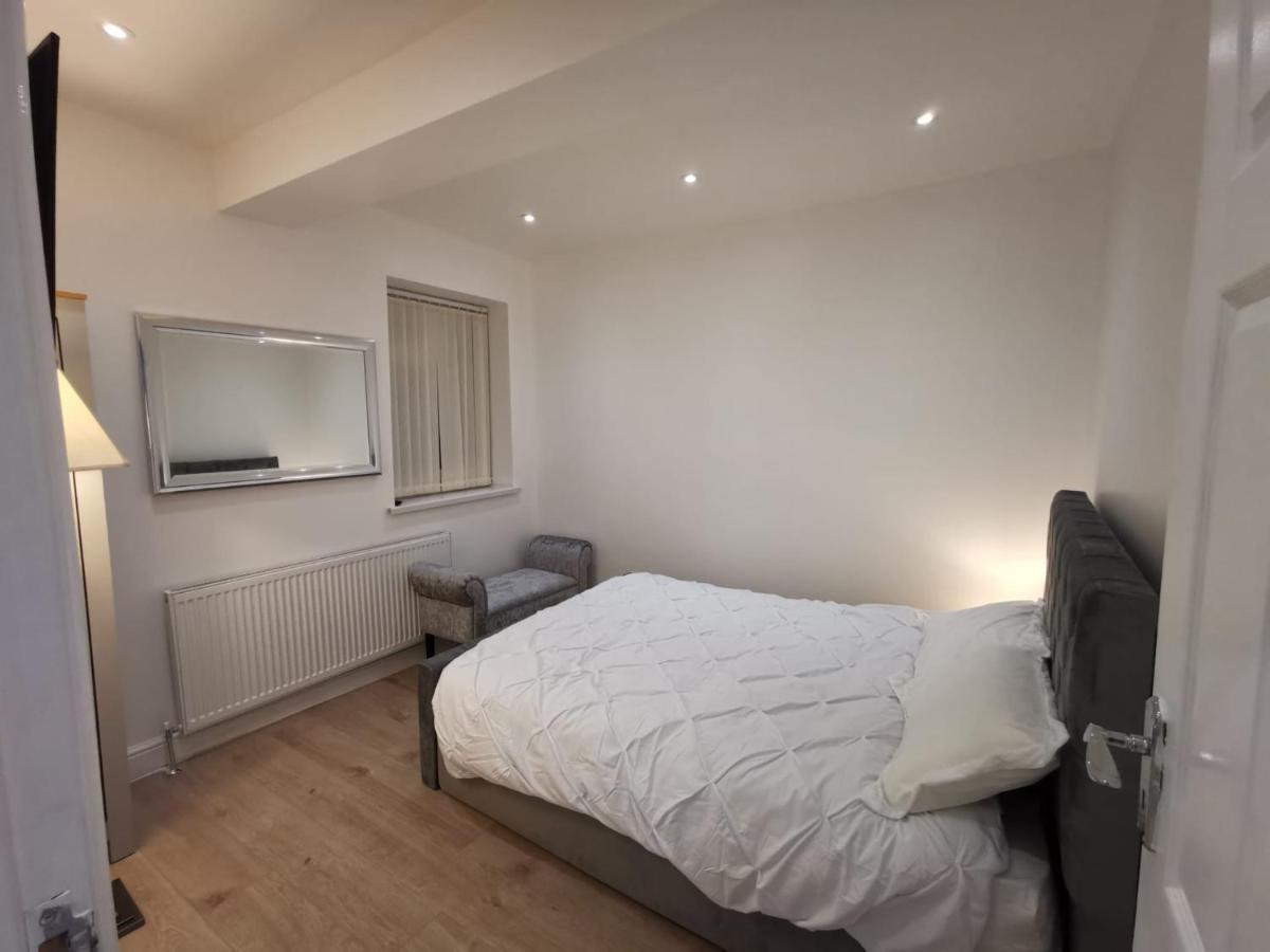 Three Bedroom Modern Apartment By Luton Airport And Luton Station Extérieur photo