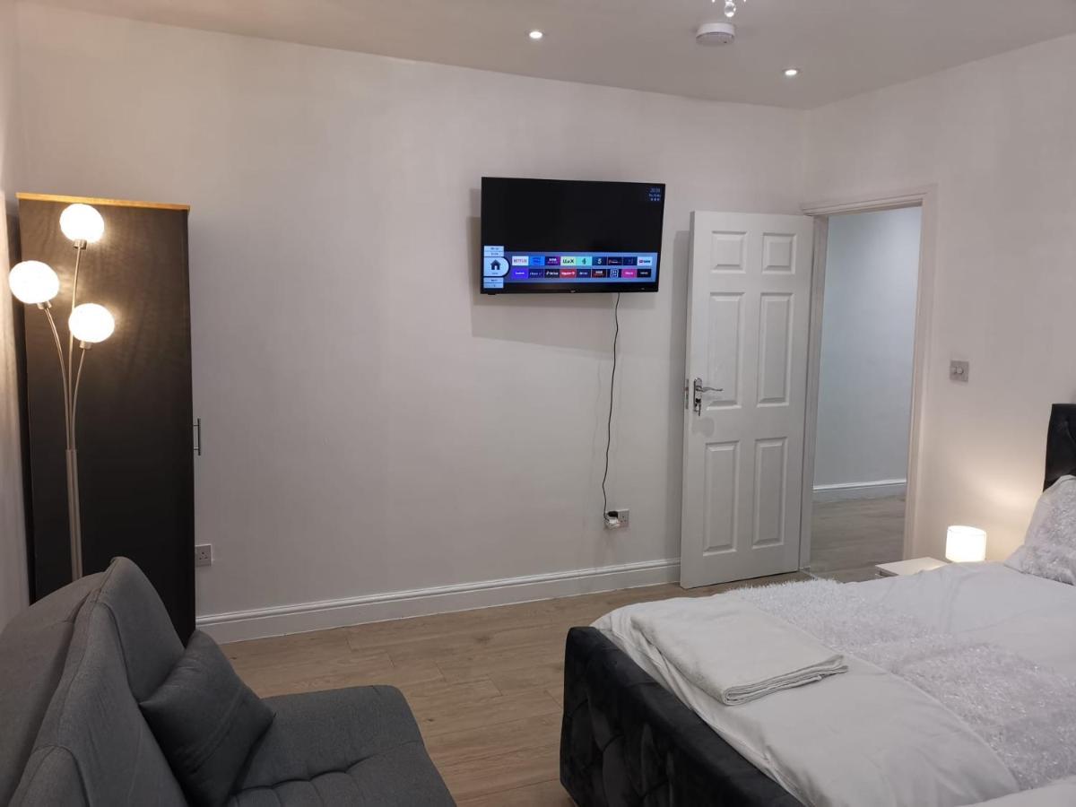 Three Bedroom Modern Apartment By Luton Airport And Luton Station Extérieur photo