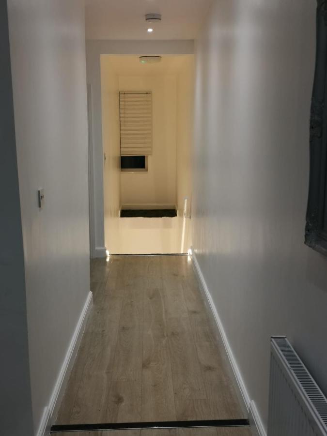 Three Bedroom Modern Apartment By Luton Airport And Luton Station Extérieur photo