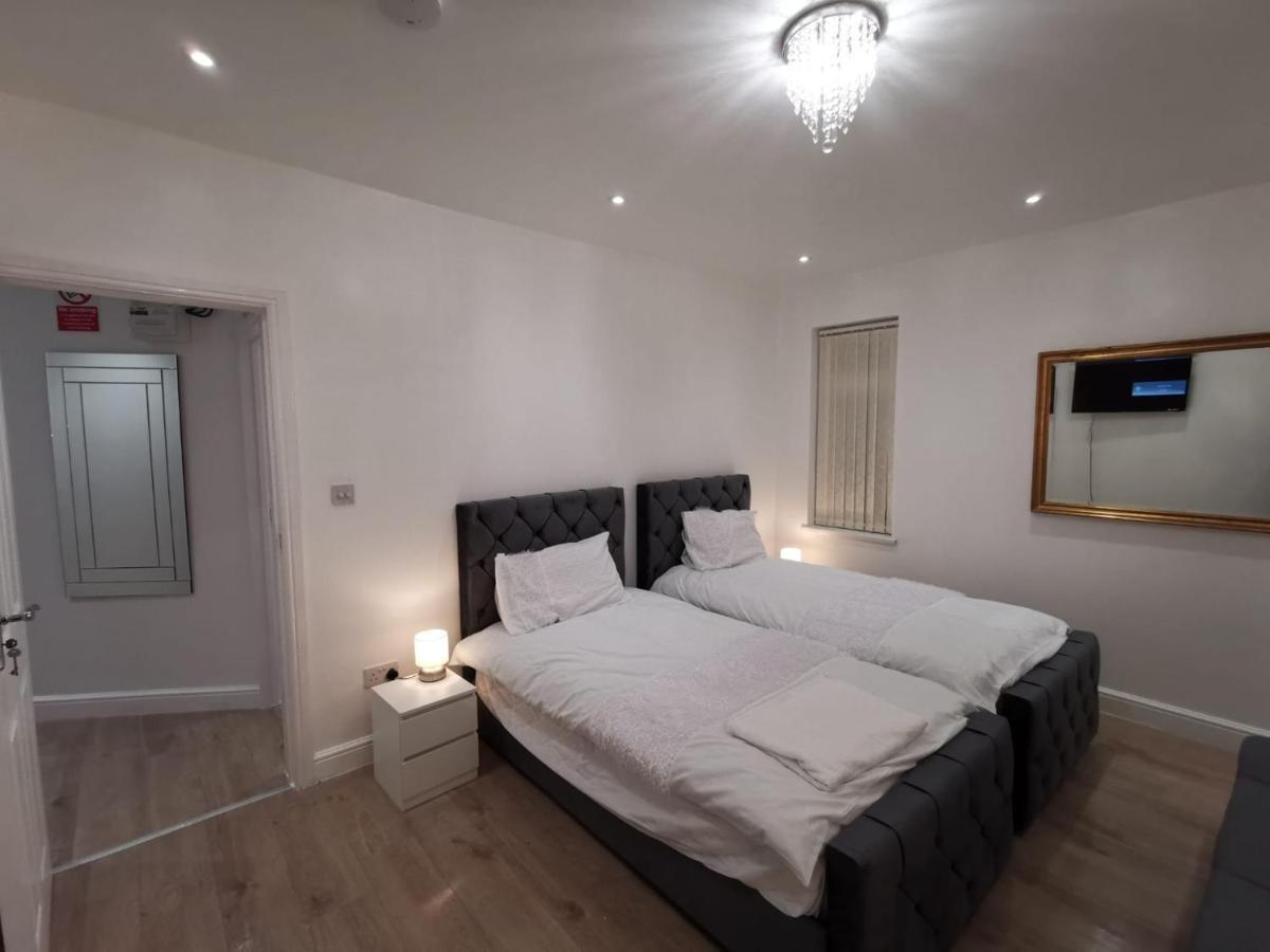 Three Bedroom Modern Apartment By Luton Airport And Luton Station Extérieur photo