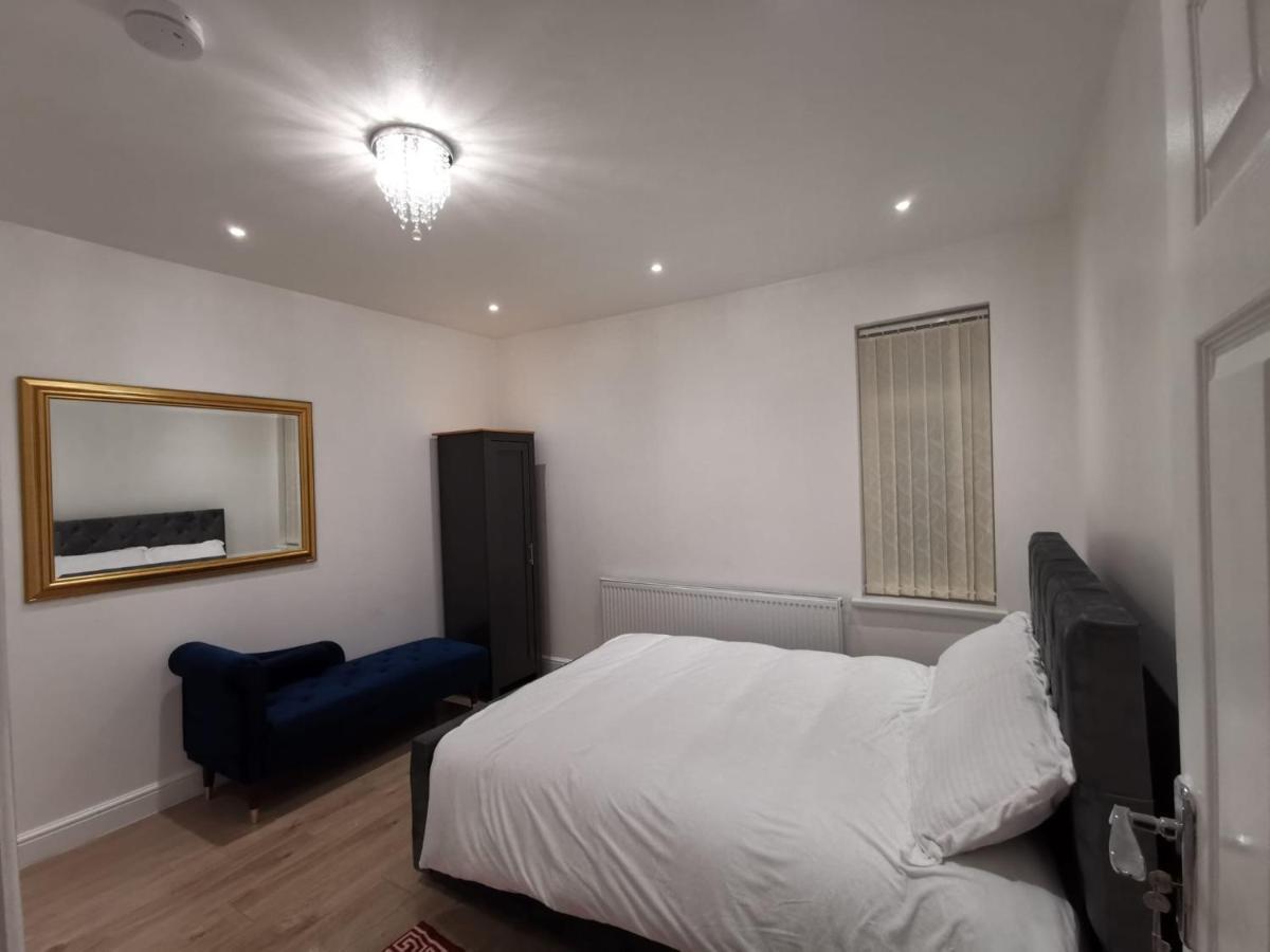 Three Bedroom Modern Apartment By Luton Airport And Luton Station Extérieur photo