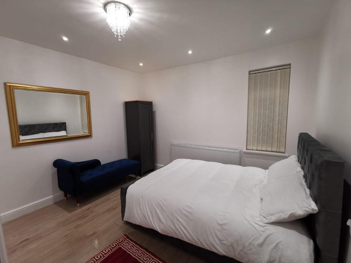 Three Bedroom Modern Apartment By Luton Airport And Luton Station Extérieur photo