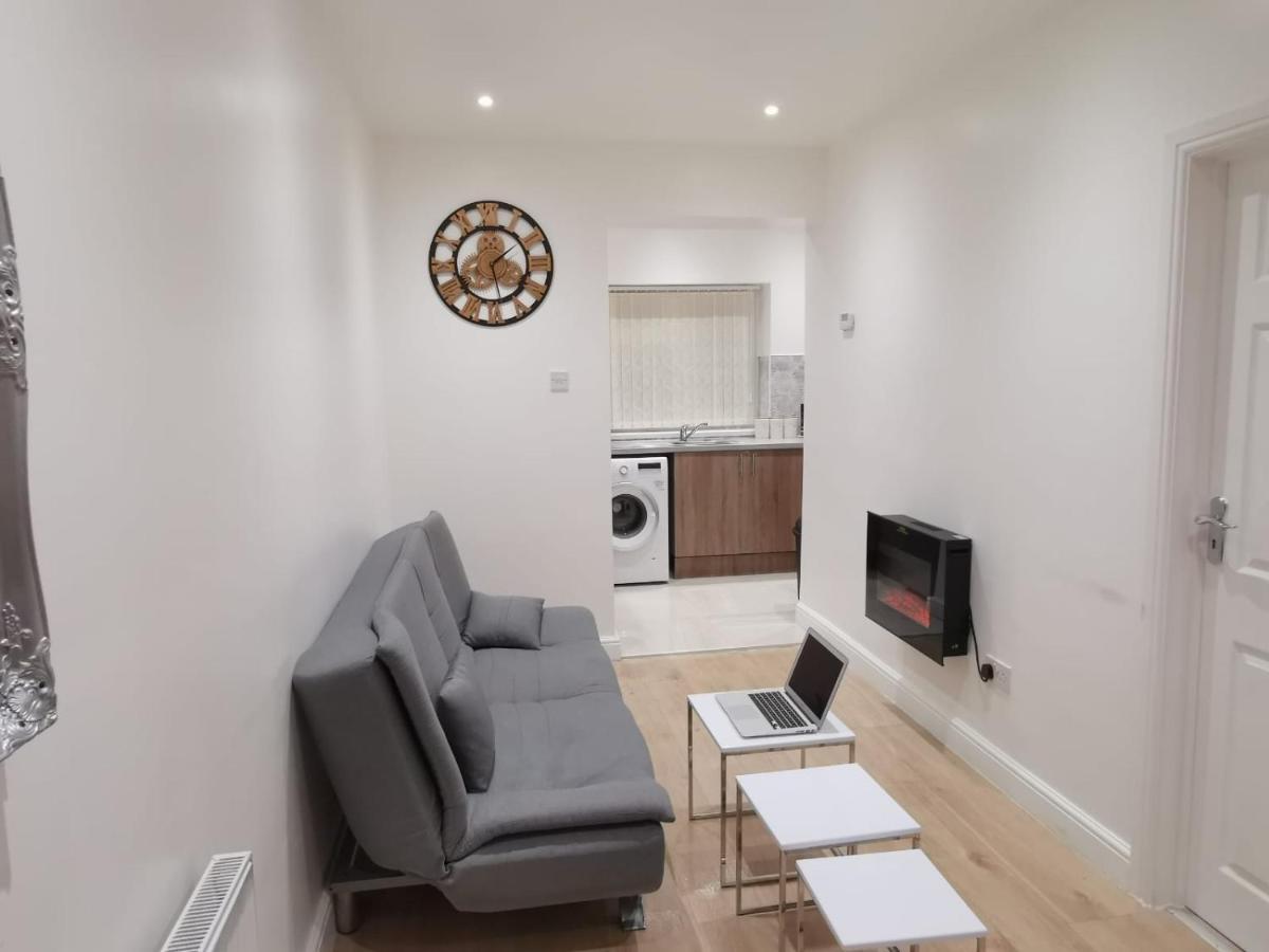 Three Bedroom Modern Apartment By Luton Airport And Luton Station Extérieur photo
