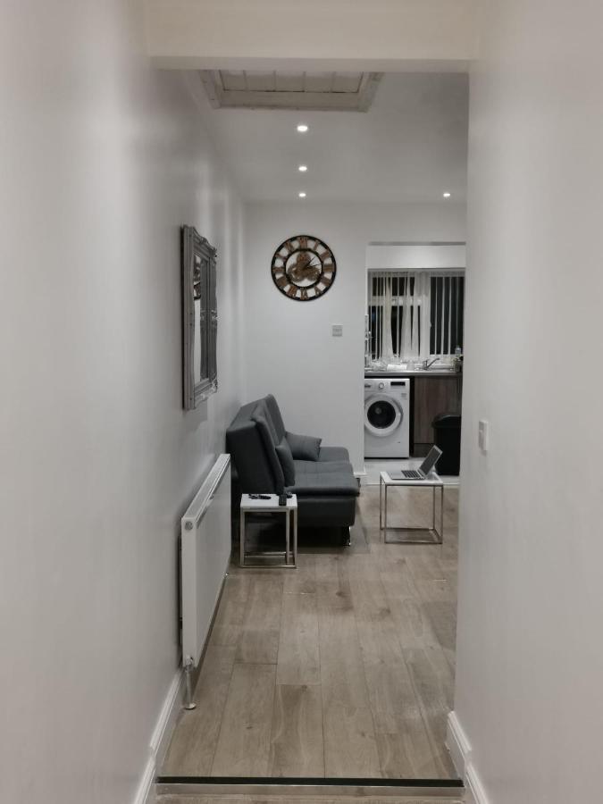 Three Bedroom Modern Apartment By Luton Airport And Luton Station Extérieur photo